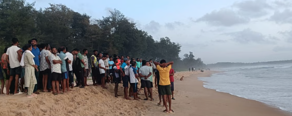 सिंधुदुर्गमध्ये समुद्रात बुडून चौघांचा मृत्यू, चौघांचा शोध सुरू