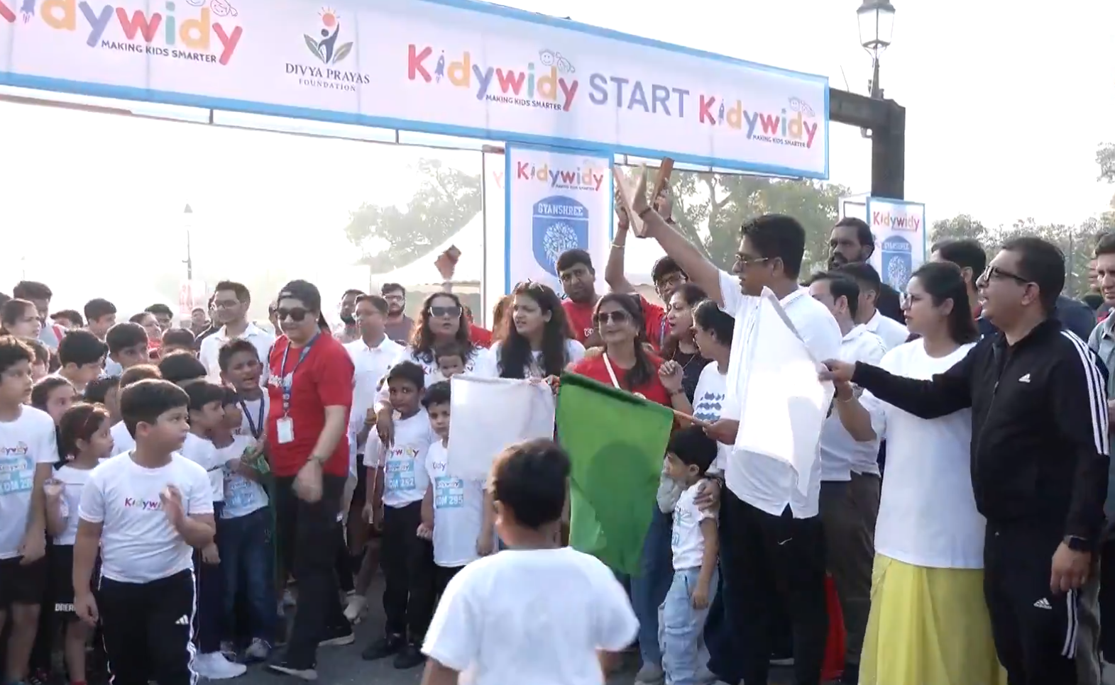 एनडीएमसी उपाध्यक्ष कुलजीत सिंह चहल ने  किडीविडी दिव्य मैराथन 2025 को झंडी दिखाकर रवाना किया