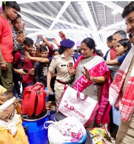 मुख्यमंत्री रेखा गुप्ता ने नई दिल्ली रेलवे स्टेशन पर छठ, दीपावली से पहले यात्रियों से संवाद किया