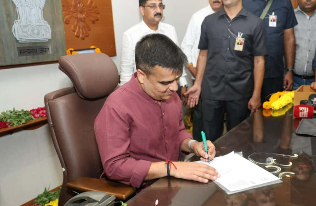 गुजरात सरकारच्या नवनियुक्त मंत्र्यांनी स्विकारला पदभार