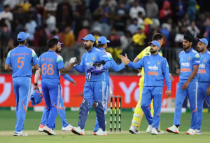 পার্থে বৃষ্টি বিঘ্নিত একদিনের আন্তর্জাতিক ক্রিকেট ম্যাচে ভারত আজ অস্ট্রেলিয়ার কাছে  ২৯ বল বাকি থাকতে সাত উইকেটে পরাস্ত হয়েছে।