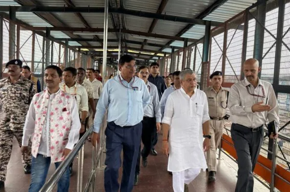रेल मंत्री अश्विनी वैष्णव ने नई दिल्ली रेलवे स्टेशन का किया दौरा, यात्री सेवाओं का लिया जायजा