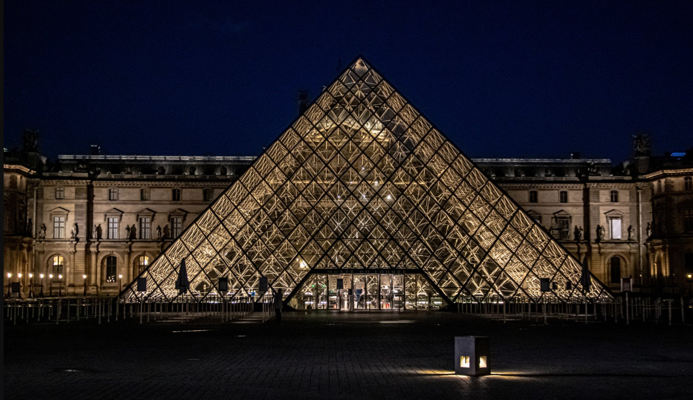 पेरिस में लूवर संग्रहालय से कीमती राजसी आभूषणों की चोरी, एक संदिग्ध हवाई अड्डे पर गिरफ्तार