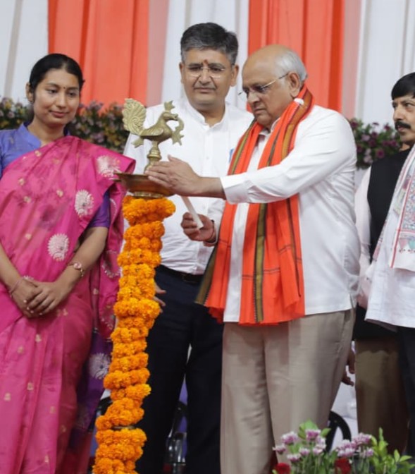 મુખ્યમંત્રી ભૂપેન્દ્ર પટેલ અમદાવાદના સાબરમતી રિવરફ્રન્ટ પર છઠ્ઠપૂજામાં સહભાગી થયા