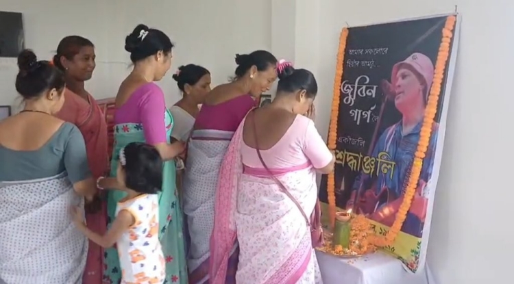 শিল্পী জুবিন গাৰ্গৰ মৃত্যুৰ এমাহ সম্পূৰ্ণ হোৱা উপলক্ষে ৰাজ্যৰ বিভিন্ন স্থানত মাঙ্গলিক কাৰ্যসূচীৰ আয়োজন
