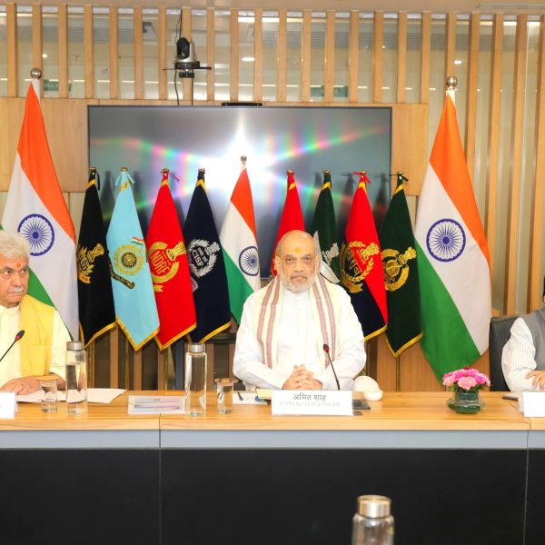 ગૃહમંત્રી અમિત શાહે આજે નવી દિલ્હીમાં જમ્મુ અને કાશ્મીરમાં સુરક્ષા પરિસ્થિતિની સમીક્ષા કરી