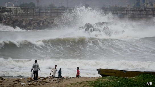 Cyclone Montha Makes Landfall in Andhra Pradesh; IMD Issues Widespread Red Alerts