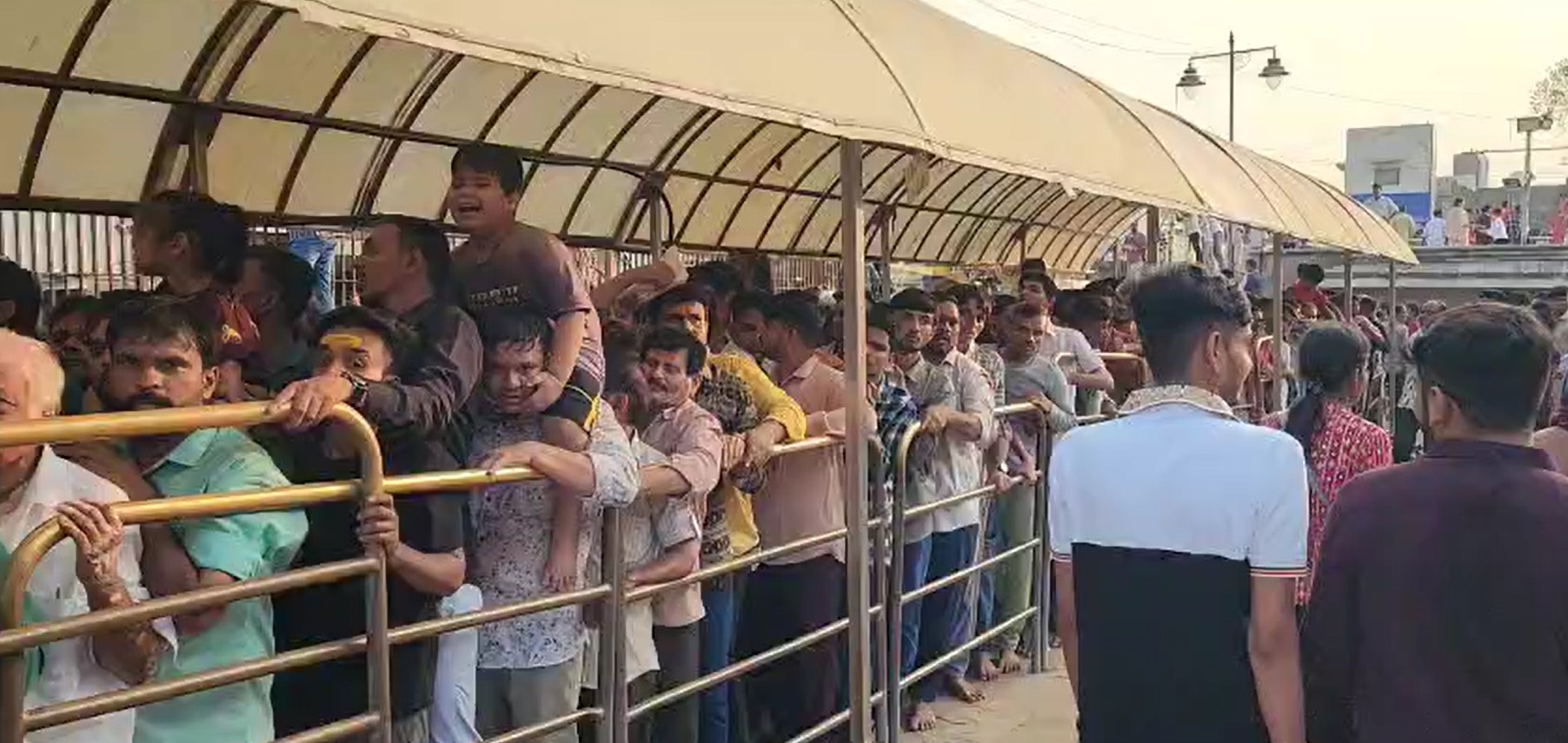 દીવાળી વેકેશનમાં રાજ્યના વિવિધ પ્રવાસ સ્થળોએ પ્રવાસીઓની ભીડ ઉમટી પડી.