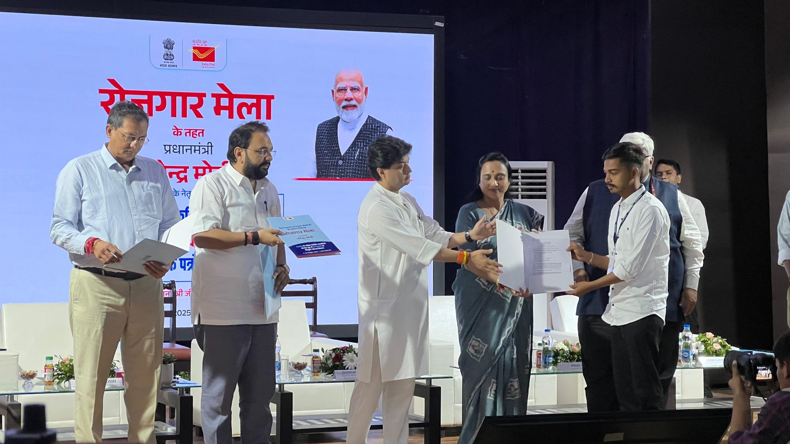 કેન્દ્રીય સંદેશાવ્યવહાર મંત્રી જ્યોતિરાદિત્ય સિંધિયાએ વડોદરા ખાતે આયોજિત રોજગાર મેળામાં 86 ઉમેદવારોને નિમણૂક પત્રોનું વિતરણ કર્યું.