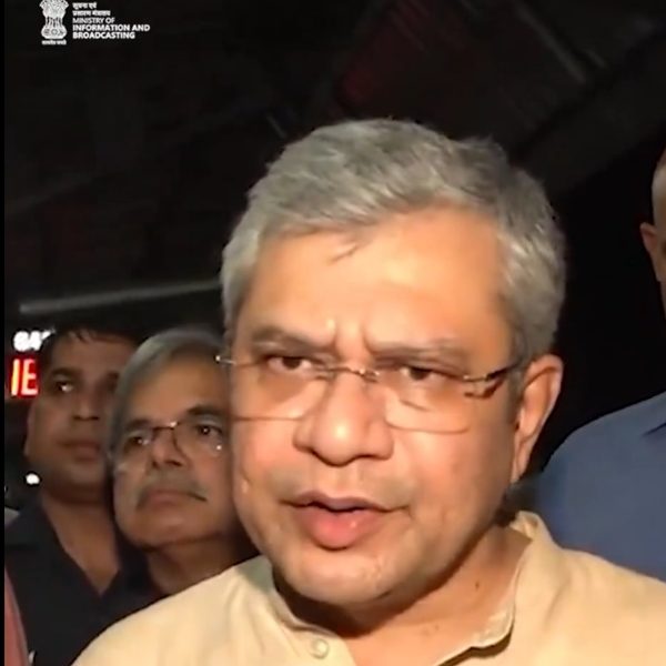 Railways Minister Ashwini Vaishnaw Reviews Passenger Arrangements at New Delhi Station Ahead of Chhath Puja
