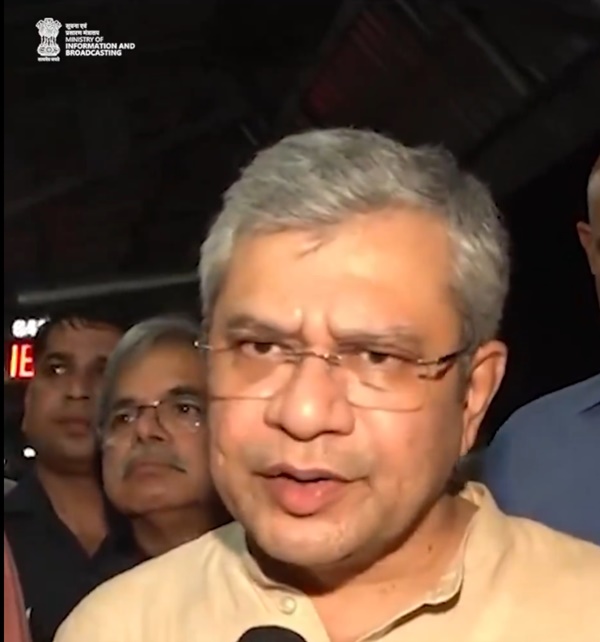 Railways Minister Ashwini Vaishnaw Reviews Passenger Arrangements at New Delhi Station Ahead of Chhath Puja