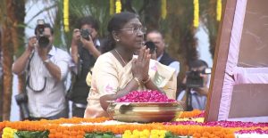 صدر جمہوریہ دروپدی مرمو نے آج صبح نئی دلی میں  پٹیل چوک پر سردار ولبھ بھائی پٹیل کے مجسمے پر عقیدت کے پھول نذر کرکے انھیں خراجِ عقیدت پیش کیا۔ صدر جمہوریہ دروپدی مرمو نے آج صبح نئی دلی میں  پٹیل چوک پر سردار ولبھ بھائی پٹیل کے مجسمے پر عقیدت کے پھول نذر کرکے انھیں خراجِ عقیدت پیش کیا۔