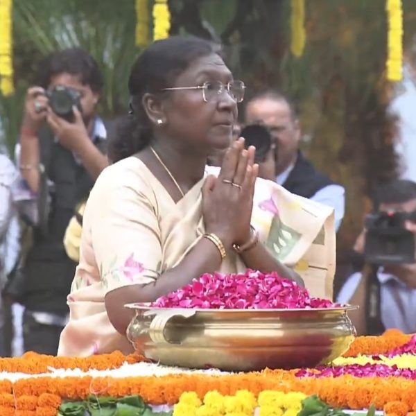 President Droupadi Murmu Pays Floral Tributes to Sardar Vallabhbhai Patel
