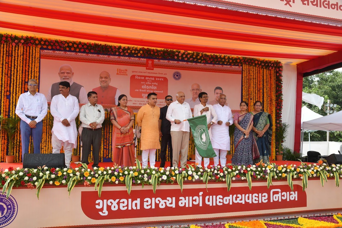 મુખ્યમંત્રી ભૂપેન્દ્ર પટેલે આજે ગાંધીનગરથી 201 નવી S.T. બસને લીલીઝંડી આપી પ્રસ્થાન કરાવ્યું.