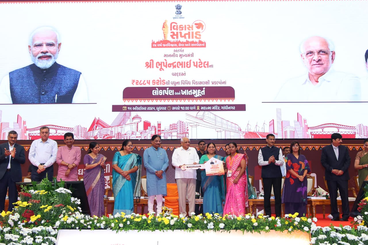 ગાંધીનગરમાં મહાત્મા મંદિર ખાતે રાજ્યકક્ષાના વિકાસ સપ્તાહ કાર્યક્રમ હેઠળ બે હજાર 885 કરોડ રૂપિયાથી વધુના વિકાસકાર્યોનું લોકાર્પણ અને ખાતમુહૂર્ત….