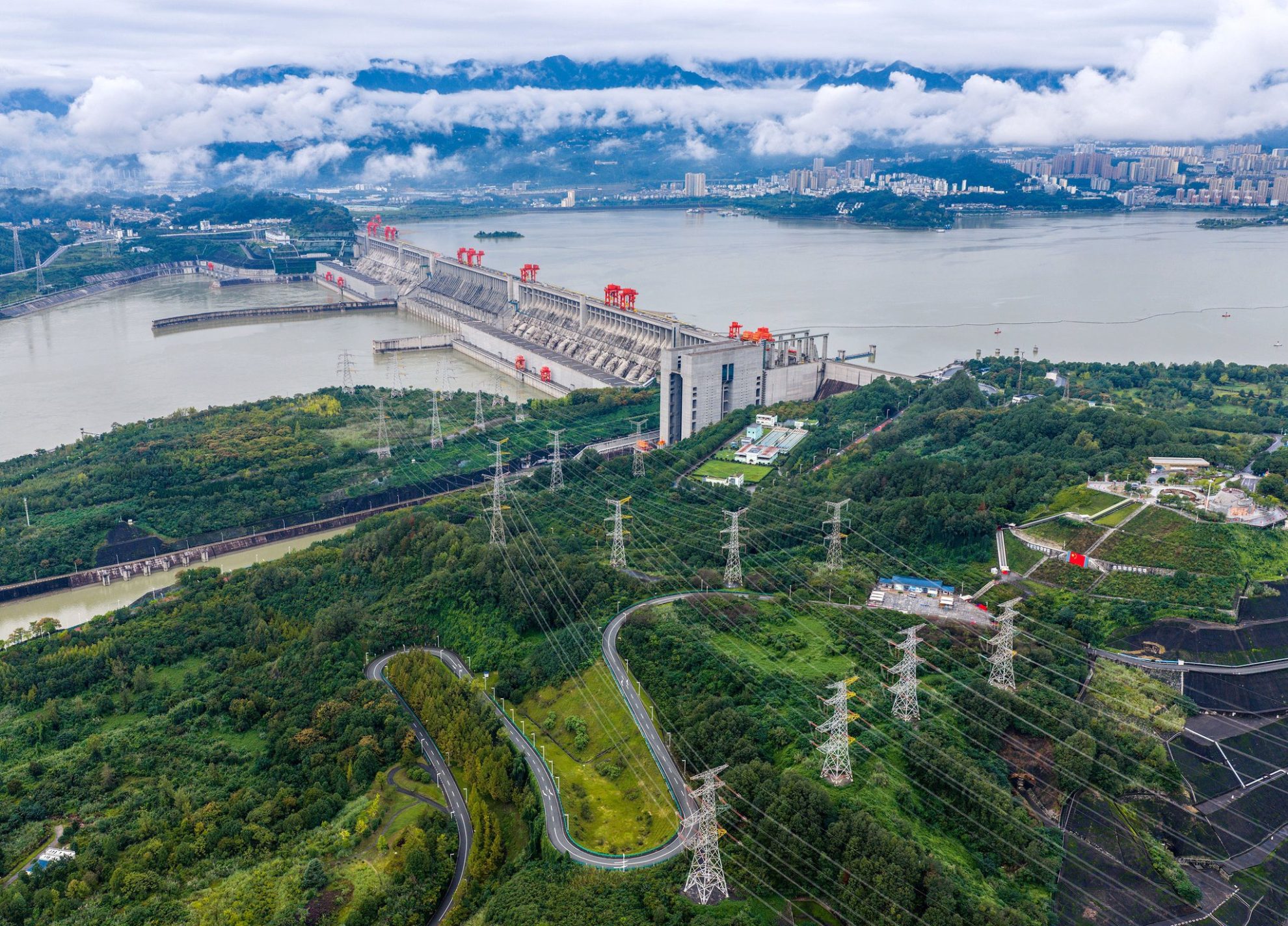 દેશની નવીનીકરણીય ઉર્જા ક્ષમતામાં નોંધપાત્ર વૃદ્ધિ જોવા મળી જે પાંચ ગણી વધીને 197 ગીગાવોટથી વધુ થઈ.