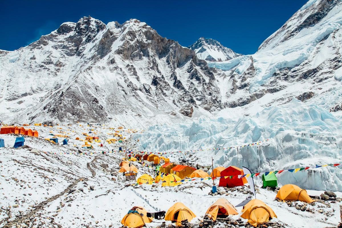 Snowstorm Traps Nearly 1,000 Climbers on Mount Everest’s Eastern Slopes in Tibet