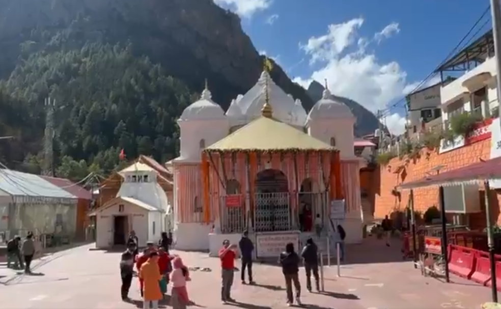 শীতের মরসুমের জন্য উত্তরাখণ্ডের গঙ্গোত্রী মন্দিরটি আজ থেকে বন্ধ করে দেওয়া হবে।