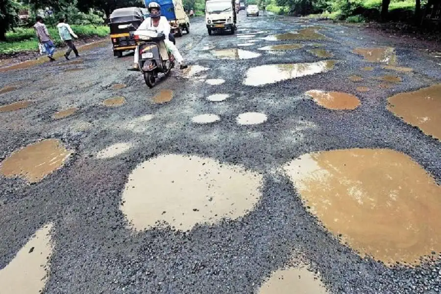 खड्डे अपघातात मृत्यूमुखी पडलेल्यांच्या कुटुंबांना नुकसानभरपाई