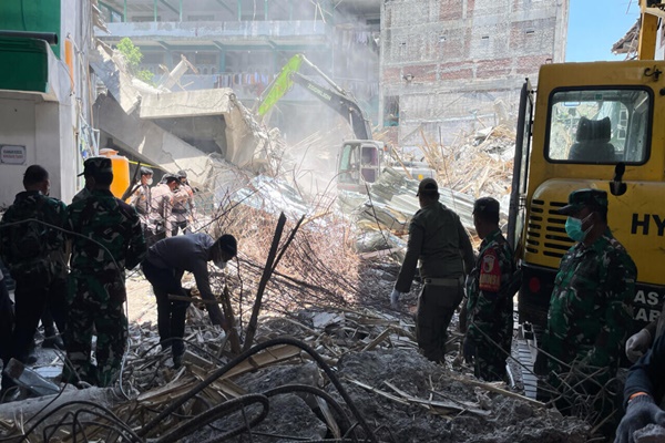Death Toll Rises to 17 in East Java Boarding School Collapse; 49 Still Missing
