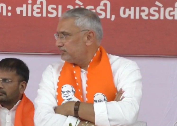 સુરતના બારડોલીમાં નાંદીડા ચોકડી ખાતે રાજ્યકક્ષાના મંત્રી અને ગુજરાત ભાજપના પ્રદેશ અધ્યક્ષ જગદીશ વિશ્વકર્માનો અભિવાદન સમારોહ યોજાયો.