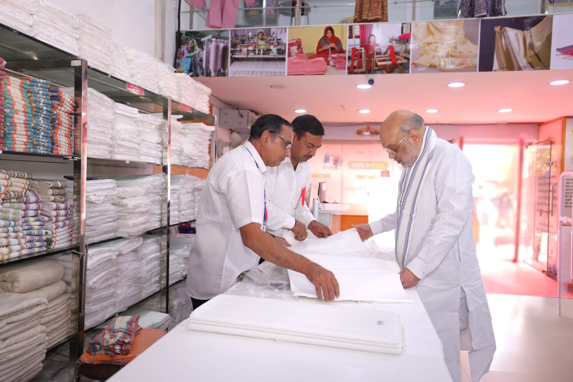 গান্ধী জয়ন্তী উপলক্ষ্যে কেন্দ্রীয় স্বরাষ্ট্রমন্ত্রী অমিত শাহ জিএসটি সাশ্রয় উৎসবের আওতায় নতুন দিল্লির খাদি গ্রামোদ্যোগ ভবনে সংস্থার বিভিন্ন পন্যের ওপর বিশেষ ছাড়যুক্ত বিক্রির সূচনা করেছেন।