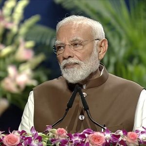 وزیراعظم نریندر مودی نے کسانوں کو خود کفیل اور ترقی یافتہ بھارت کا کلیدی محرک بنانے کیلئے انھیں بااختیار بنانے کے حکومت کے عزم کو دوہرایا ہے۔