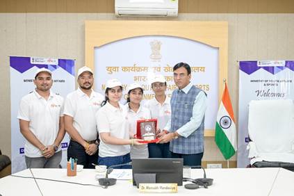કેન્દ્રીય રમતગમત મંત્રી ડૉ. મનસુખ માંડવિયાએ આજે નવી દિલ્હીમાં MY Bharat રાષ્ટ્રીય ધ્વજ ક્વિઝના વિજેતાઓનું સિયાચીનથી પરત ફરતા સ્વાગત કર્યું.