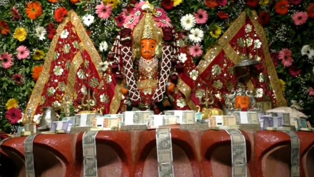 દિવાળીને લઈ મંદિરોમાં ભક્તોનો ઉત્સાહ – પોરબંદરનાં પૌરાણિક મંદિરમાં માતાજીની ચલણી નોટોનો શણગાર કરાયો.