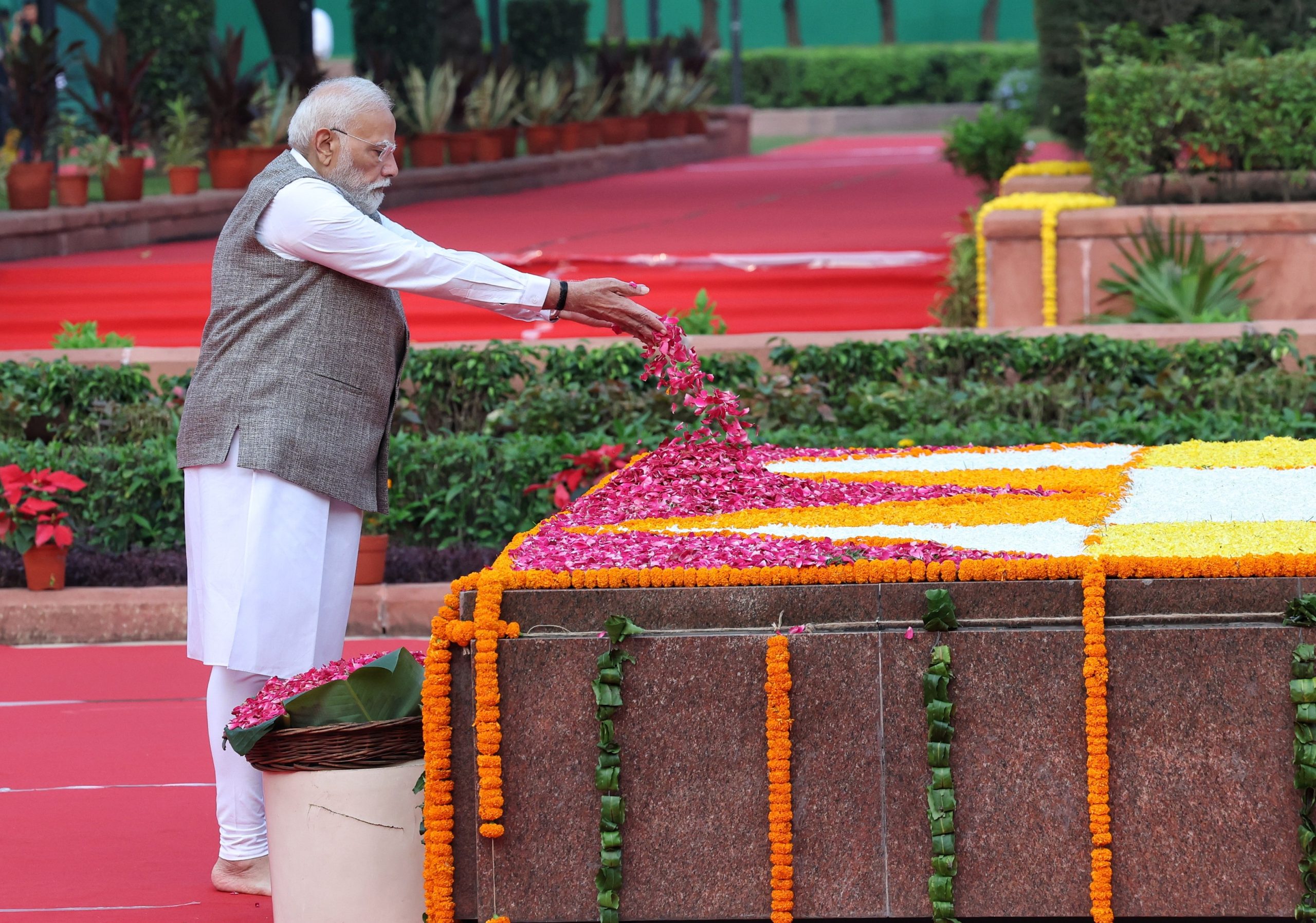 उपराष्ट्रपति राधाकृष्णन, प्रधानमंत्री मोदी गांधी स्मृति में आयोजित सर्वधर्म प्रार्थना सभा में हुए शामिल