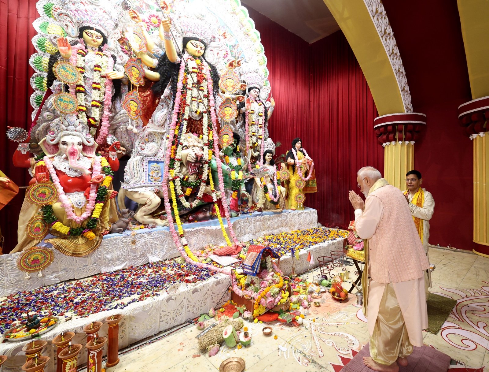 PM Modi Extends Greetings on Maha Navami, Wishes Prosperity and Success
