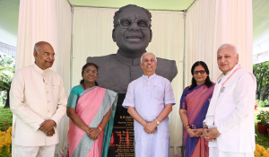কেৰালাত প্রাক্তন ৰাষ্ট্ৰপতি কে আৰ নাৰায়ণনৰ এটা আৱক্ষ প্রতিমূর্তি উন্মোচন শ্রীমতী দ্রৌপদী মুর্মুৰ