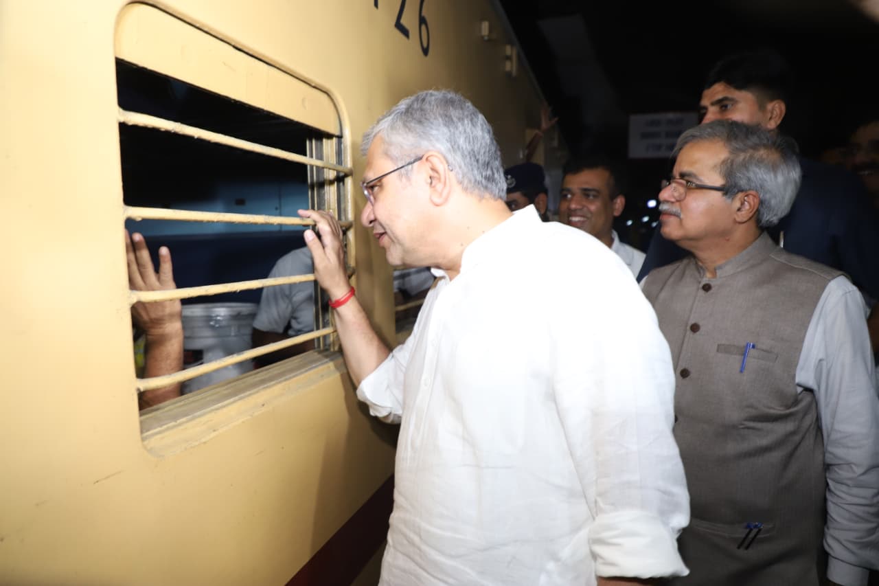 Railway Minister Ashwini Vaishnaw Inspects Festive Rush Management at New Delhi Station