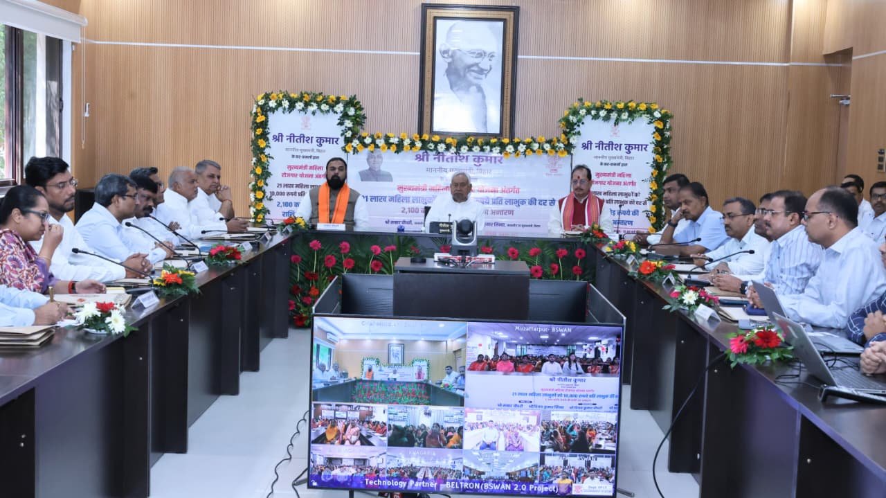 بہار میں وزیراعلیٰ نتیش کمار نے آج مکھیہ منتری مہیلا روزگار یوجنا کے تحت 21 لاکھ خواتین کو دس۔دس ہزار روپے ڈائریکٹ Benefit ٹرانسفر DBT  کے ذریعے منتقل کیے۔