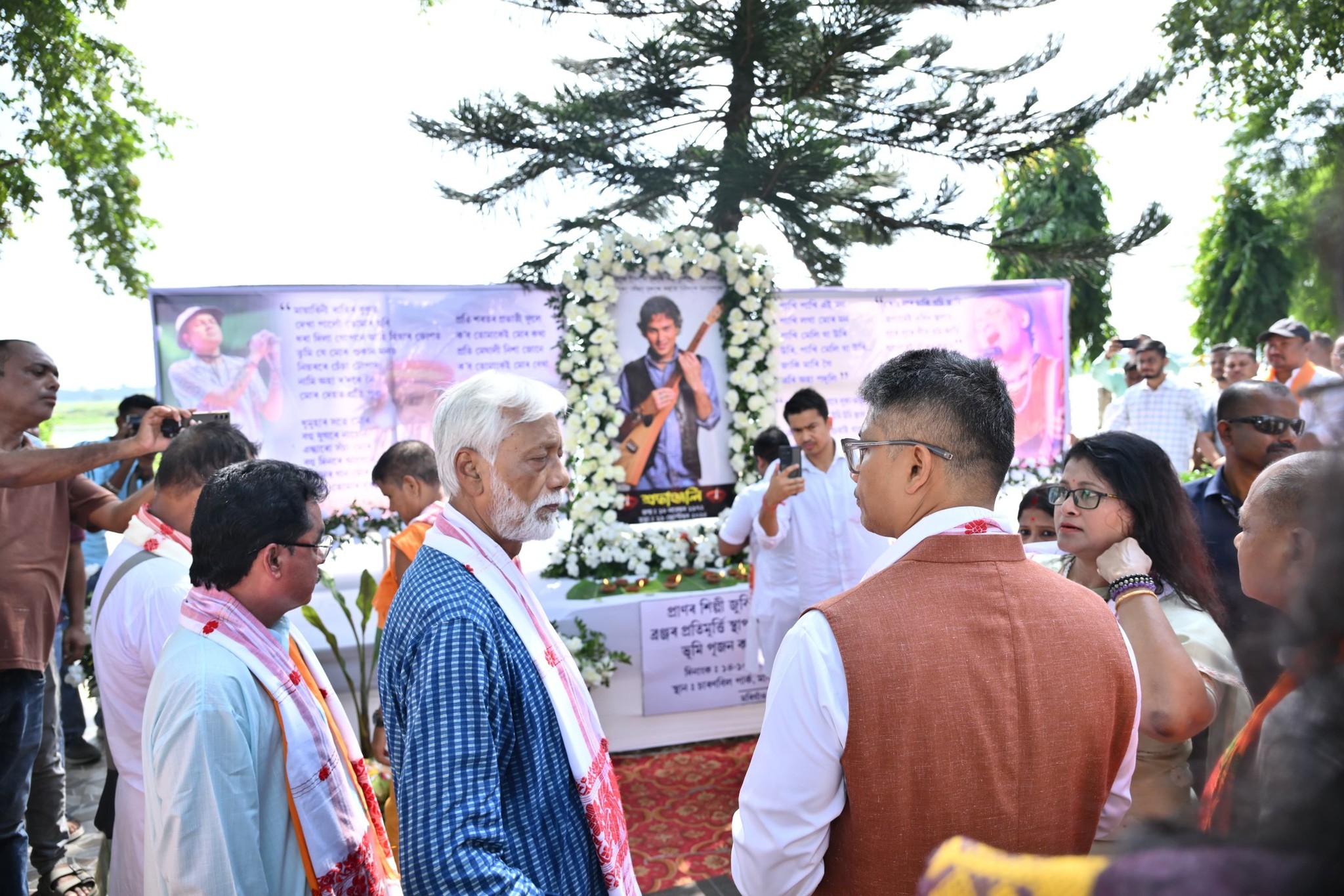 মৰিগাঁও দিৱসৰ দ্বিতীয় দিনা চাৰণ বিলৰ পাৰত পতাকা উত্তোলন পীযুষ হাজৰিকাৰ