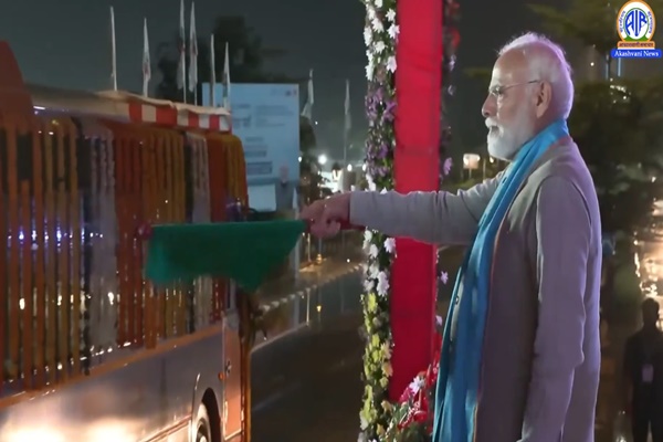 PM Modi Flags Off 25 E-Buses, Launches Development Projects Worth ₹1,140 Crore in Gujarat