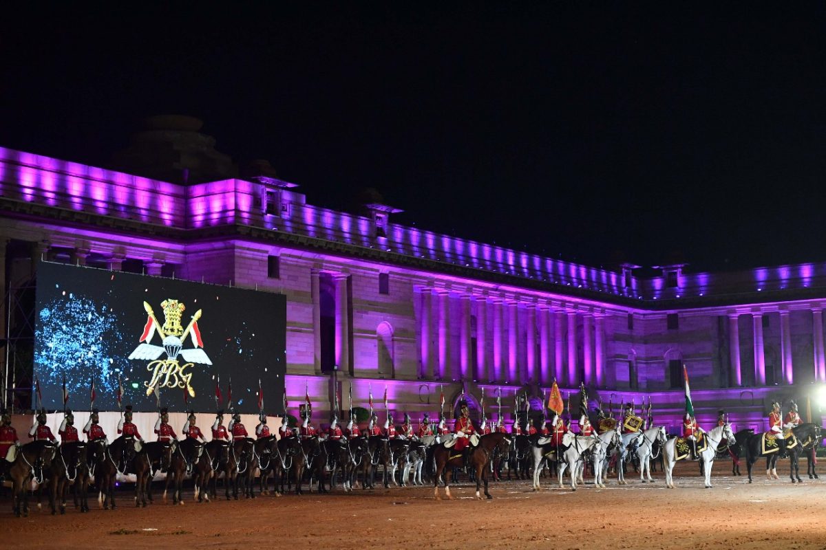 রাষ্ট্রপতি দ্রৌপদী মুর্মু গতকাল রাষ্ট্রপতি ভবনে আয়োজিত এক অনুষ্ঠানে রাষ্ট্রপতি দেহরক্ষী (PBG) কে হীরক জয়ন্তী রজত ট্রাম্পেট ও ধ্বজা প্রদান করেন