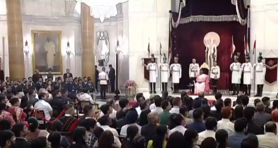 રાષ્ટ્રપતિ દ્રૌપદી મુર્મુએ આજે રાષ્ટ્રપતિ ભવન ખાતે વર્ષ 2022-2023 માટે MY Bharat – રાષ્ટ્રીય સેવા યોજના (NSS) પુરસ્કારો અર્પણ કર્યા