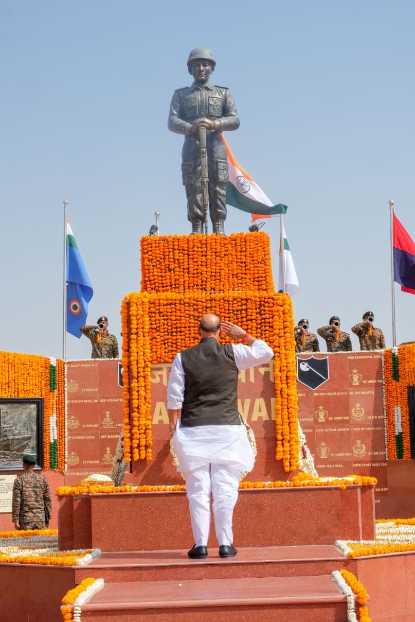 ৰাজস্থানৰ জয়ছলমেৰৰ সেনা কমাণ্ডাৰসকলৰ সন্মিলনত প্ৰতিৰক্ষা মন্ত্ৰী ৰাজনাথ সিঙৰ অধ্যক্ষতা