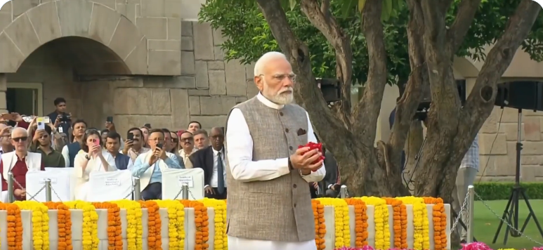 ملک آج بابائے قوم مہاتما گاندھی کے 156 ویں یوم پیدائش پر اُنہیں خراج عقیدت پیش کررہا ہے۔