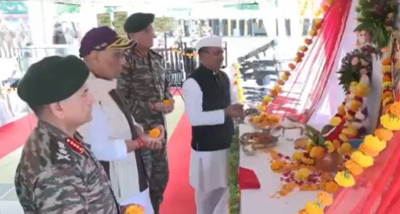 દેશના સંરક્ષણમંત્રી રાજનાથસિંહે આજે ભુજ ખાતેના મિલેટ્રી સ્ટેશનમાં શસ્ત્રપૂજન સમારોહમાં ઉપસ્થિત રહી શસ્ત્રપૂજન કર્યું.