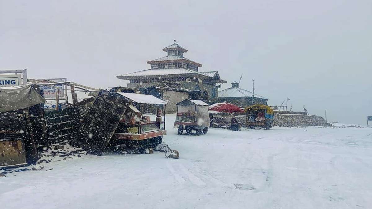 कश्मीर घाटी के ऊँचे इलाकों में मौसम की पहली बर्फबारी