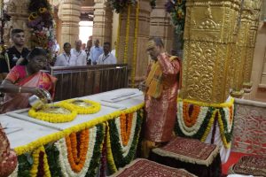 રાજ્યનાં ત્રણ દિવસનાં પ્રવાસે આવેલાં રાષ્ટ્રપતિ દ્રૌપદી મુર્મૂએ આજે પ્રથમ જ્યોતિર્લિંગ સોમનાથ મહાદેવ મંદિરમાં દર્શન કર્યાં.