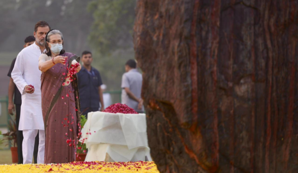 कांग्रेस नेता सोनिया गांधी और राहुल गांधी ने पूर्व पीएम इंदिरा गांधी की पुण्यतिथि पर श्रद्धांजलि अर्पित की