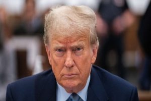 कॅनडाकडून आयात होणाऱ्या मालावर अतिरिक्त १० टक्के कर लादायचा अमेरिकेचा निर्णय