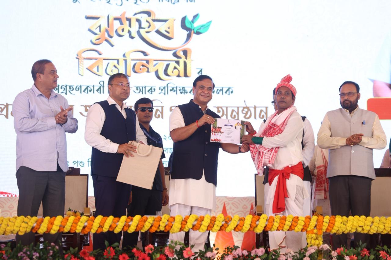 খানাপাৰাত ঝুমইৰ বিনন্দিনীৰ শিল্পী, প্ৰশিক্ষক,  বিশেষজ্ঞ সমিতিৰ সদস্যক প্ৰশংসা-পত্র আৰু মাননি প্ৰদান