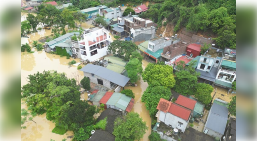 व्हिएतनाममधे बुआलोई वादळामुळे, पूर आणि भूस्खलनामुळे ३४ जणांचा मृत्यू