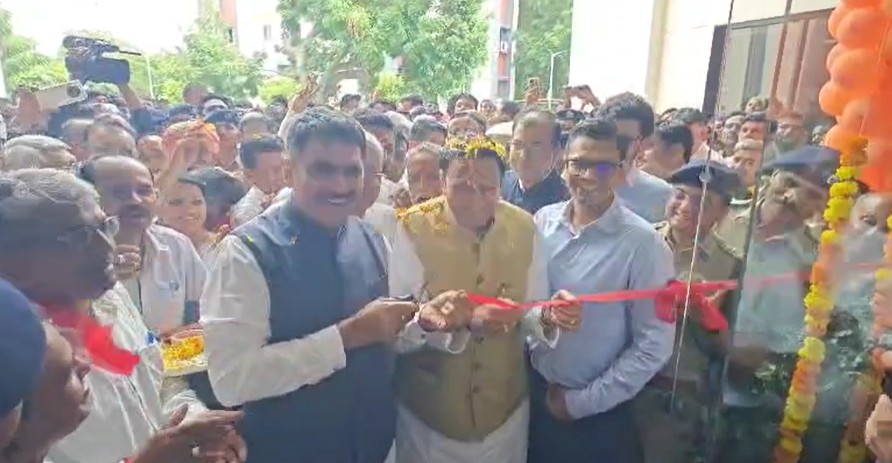 વિધાનસભા અધ્યક્ષ શંકર ચૌધરી અને કેબિનેટ મંત્રી બલવંતસિંહ રાજપૂતે થરાદ ખાતે જિલ્લા કલેકટર કચેરીનો આજે વિધિવત શુભારંભ કરાવ્યો.