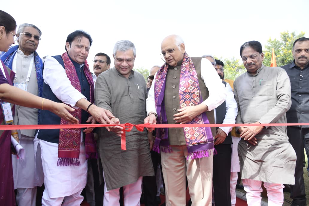 કેન્દ્રીય મંત્રી અશ્વિની વૈષ્ણવ તથા મુખ્યમંત્રી ભૂપેન્દ્ર પટેલની ઉપસ્થિતિમાં આજે મહેસાણામાં શરૂ થયેલી વાયબ્રન્ટ ગુજરાત પ્રાદેશિક પરિષદમાં ટ્રૅડ શૉ અને પ્રદર્શનનું ઉદ્ઘાટન કરાયું.