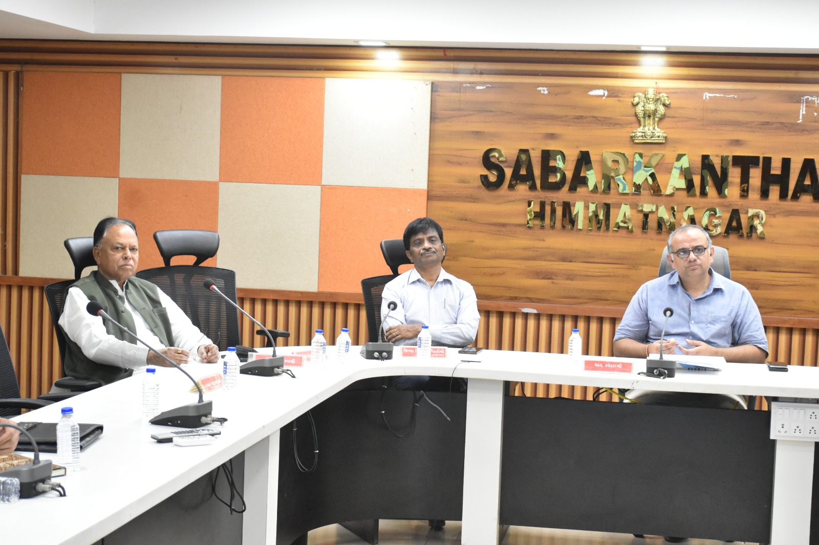 સાબરકાંઠાના હિંમતનગર ખાતે જિલ્લા કલેક્ટર લલિત નારાયણ સિંઘ સાંદુની અધ્યક્ષતામાં  સંકલન અને ફરીયાદ સમિતિની બેઠક યોજાઇ.